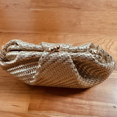 Goldene Handtasche mit goldfarbenem Verschluss