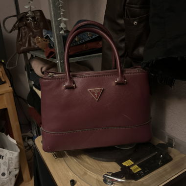 Guess Tasche in Dark Cherry 