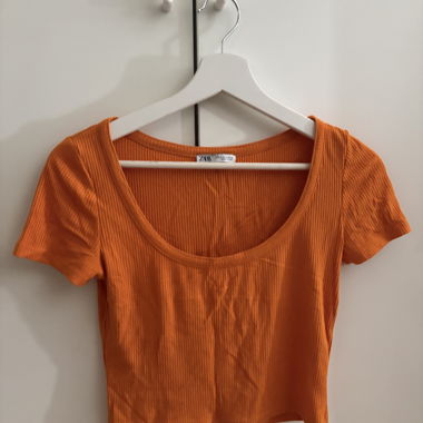 Haut court orange