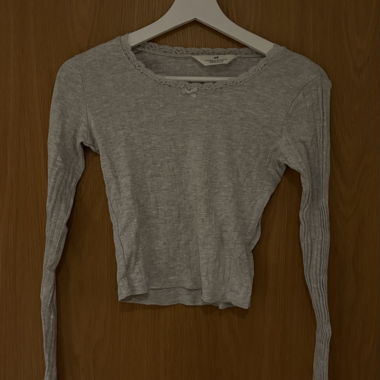 H&M graues Spitzen-Longsleeve mit langen Ärmeln