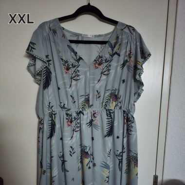 Robe turquoise à motifs fleurs
