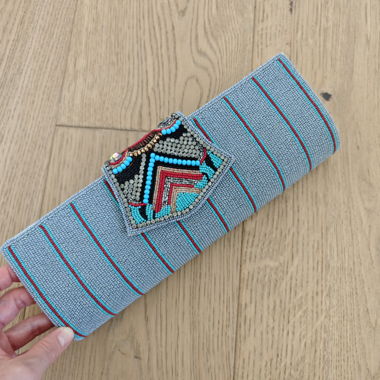 Pochette de soirée brodée de perles bleues