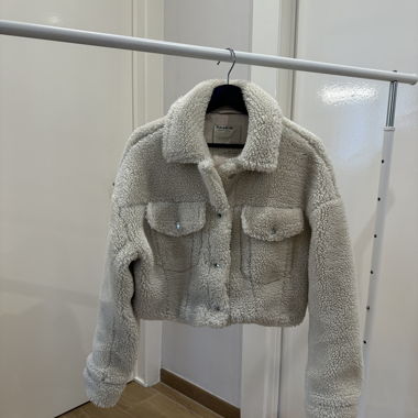 Pull&Bear Bouclé-Jacke in cremeweiss