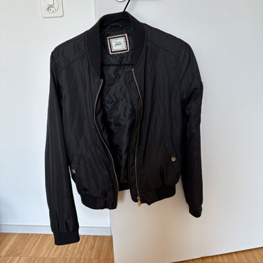 Schwarze Bomberjacke