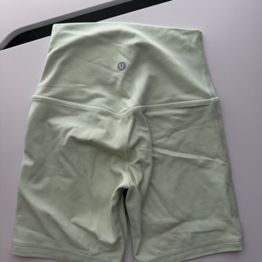 Hellgelbe Lululemon Align Shorts