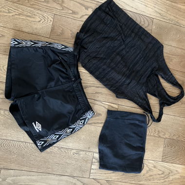 Umbro Sportshorts Gr. XS und 2 Shirts