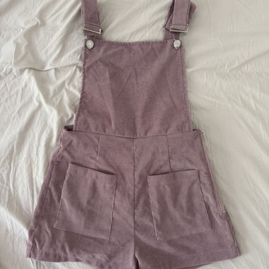 Pantaloncini con bretelle in velluto a coste color malva