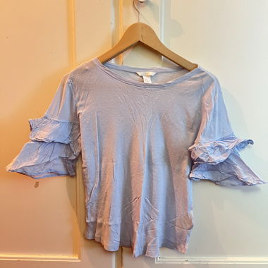 Top bleu clair H&M avec manches à volants superposés