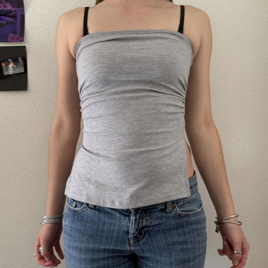 Top grigio senza spalline con spacchi