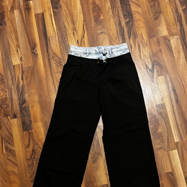 Lässige schwarze Hose mit Jeans detail