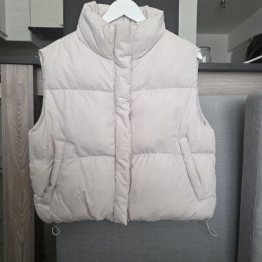 Beige ärmellose Steppjacke