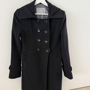 Cappotto nero con bottoni