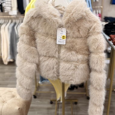 Giacca corta in ecopelliccia beige con cappuccio