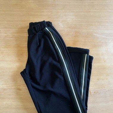 Pantalon noir avec rayures vertes sur les côtés 