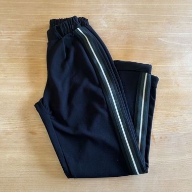 Pantaloni neri con righe verdi sui lati 