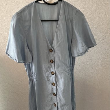 Hellblaues Kurzarmkleid mit Knopfleiste