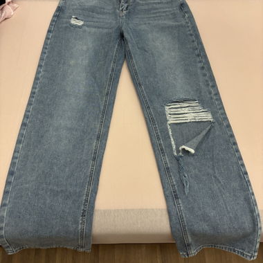 Hellblaue Mom-Jeans mit Rissen