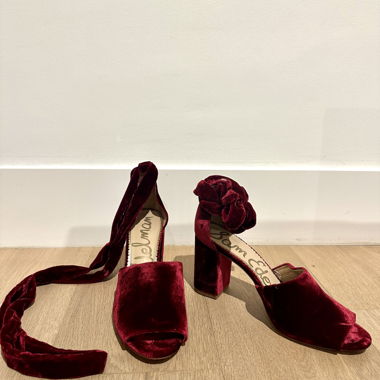 Sandalen mit Blockabsatz aus bordeauxrotem Samt von Sam Edelman