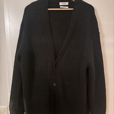 Schwarzer COS Cardigan im Relaxed-Fit