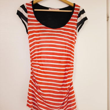 T-shirt a righe rosse e bianche