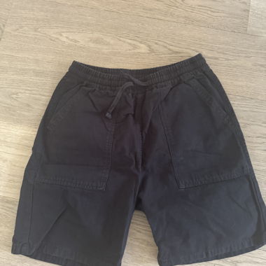 Schwarze Shorts Service Works