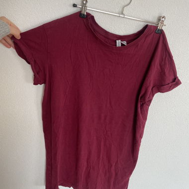 Bordeauxfarbenes Basic-T-Shirt