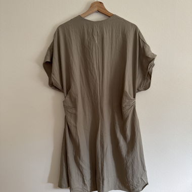 Abito taupe a maniche corte