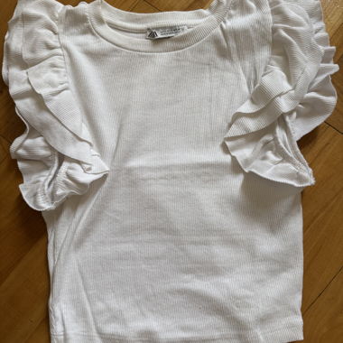 top bianco con ruches sulle spalle