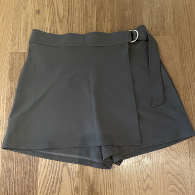 Dunkelgrüne Wickel-Shorts