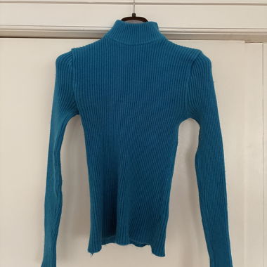Maglione a colletto a coste blu