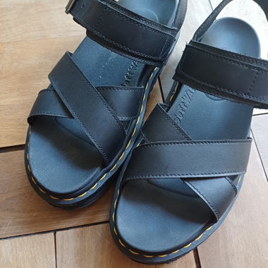 Sandali a cinghie neri
