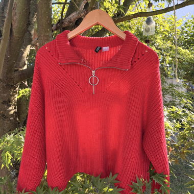 Pull en tricot rouge avec fermeture éclair