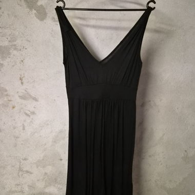 Fließendes schwarzes Kleid