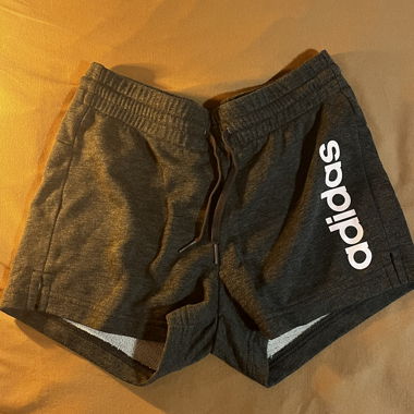 Graue Adidas-Shorts