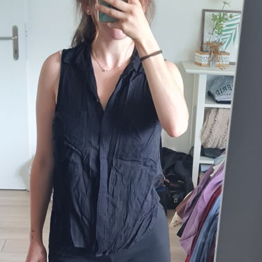 Blusa nera senza maniche con bottoni