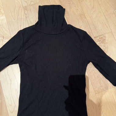 Schwarzer Rollkragenpullover