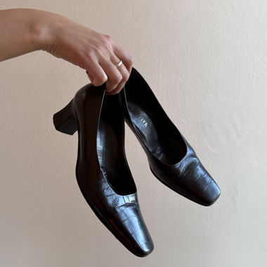 Schwarze Pumps mit Absatz