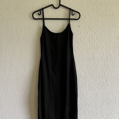 Kleid mit Beinschlitz und Rückenausschnitt Schwarz