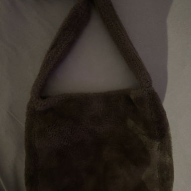 Braune Kunstfell-Schultertasche DIVIDED