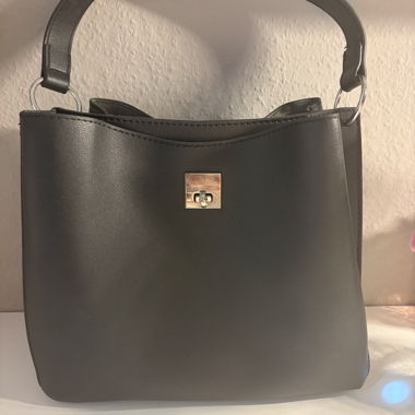 Sac à main noir avec fermoir argenté