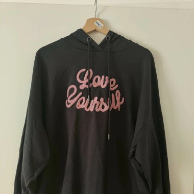 Länger Pulli mit Aufschrift