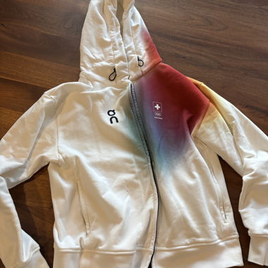 Hoodie de la collection Olympia On