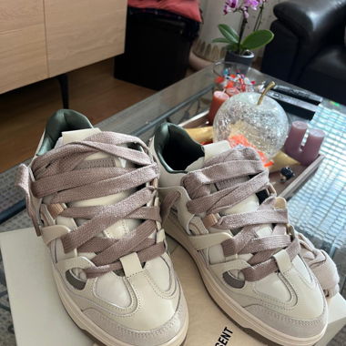Represent bully sneakers 