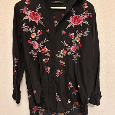 Blusa nera Zara con ricamo floreale