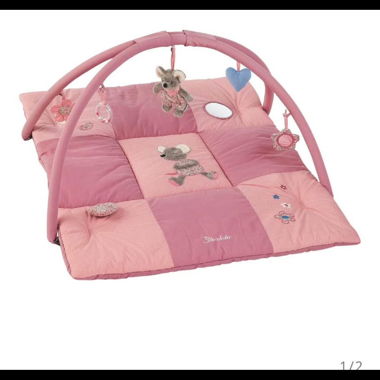 Tapis de jeu bébé rose avec arche d'activités