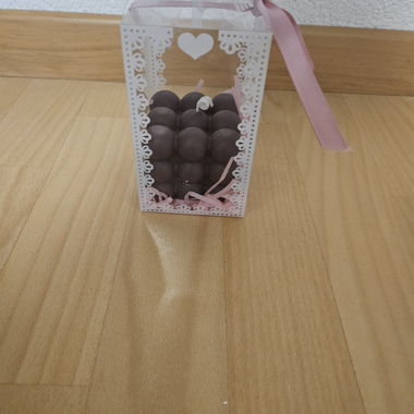 Scatola regalo decorativa con palline di cioccolato