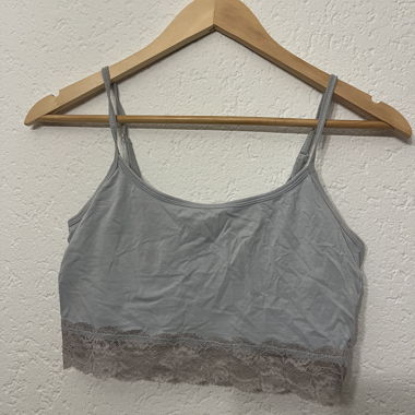 Haut court bleu bébé en dentelle