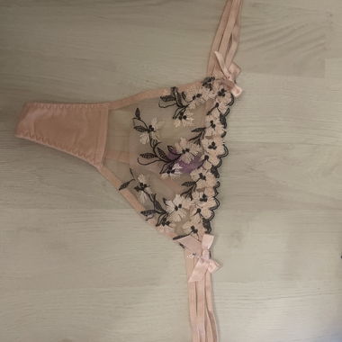 String en dentelle rose de L'Agent Provocateur
