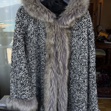 Cappotto con cappuccio e pelliccia finta