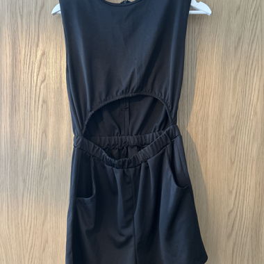 Schwarzer Einteiler mit Cut-out